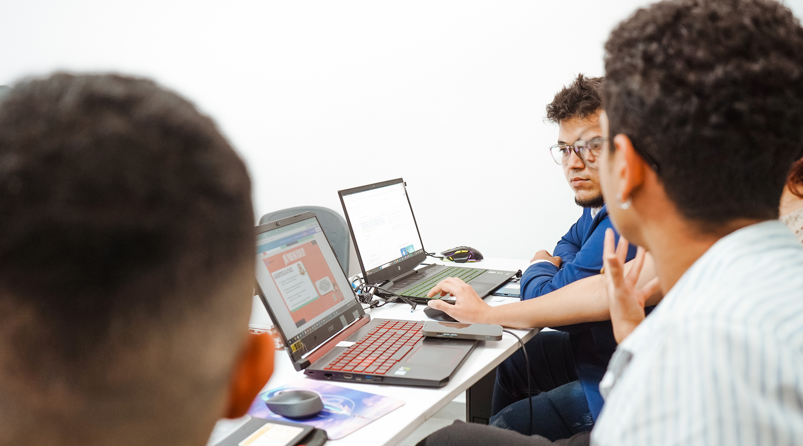 Clase real de programación backend en Asoandes