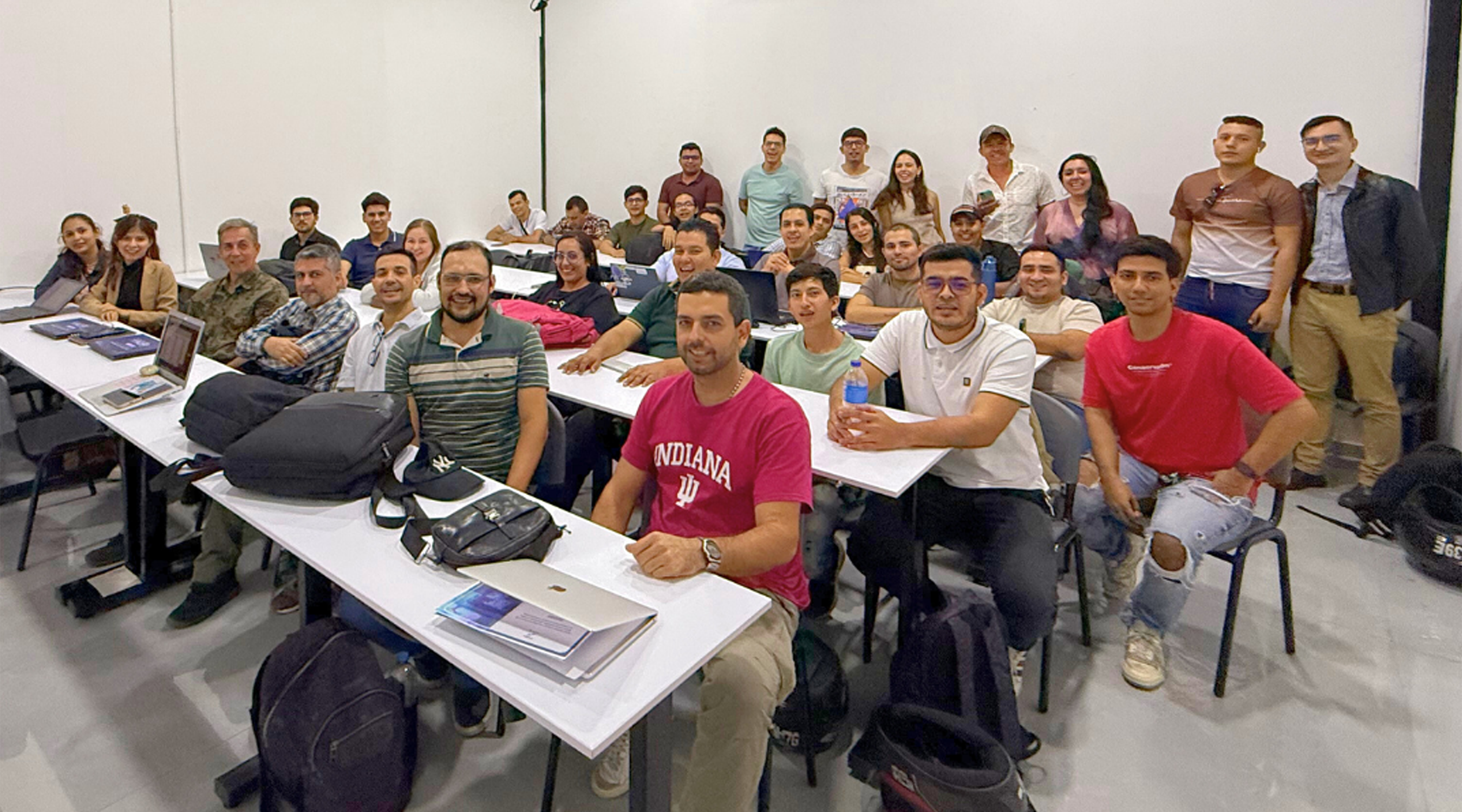 Grupo de egresados del curso Backend